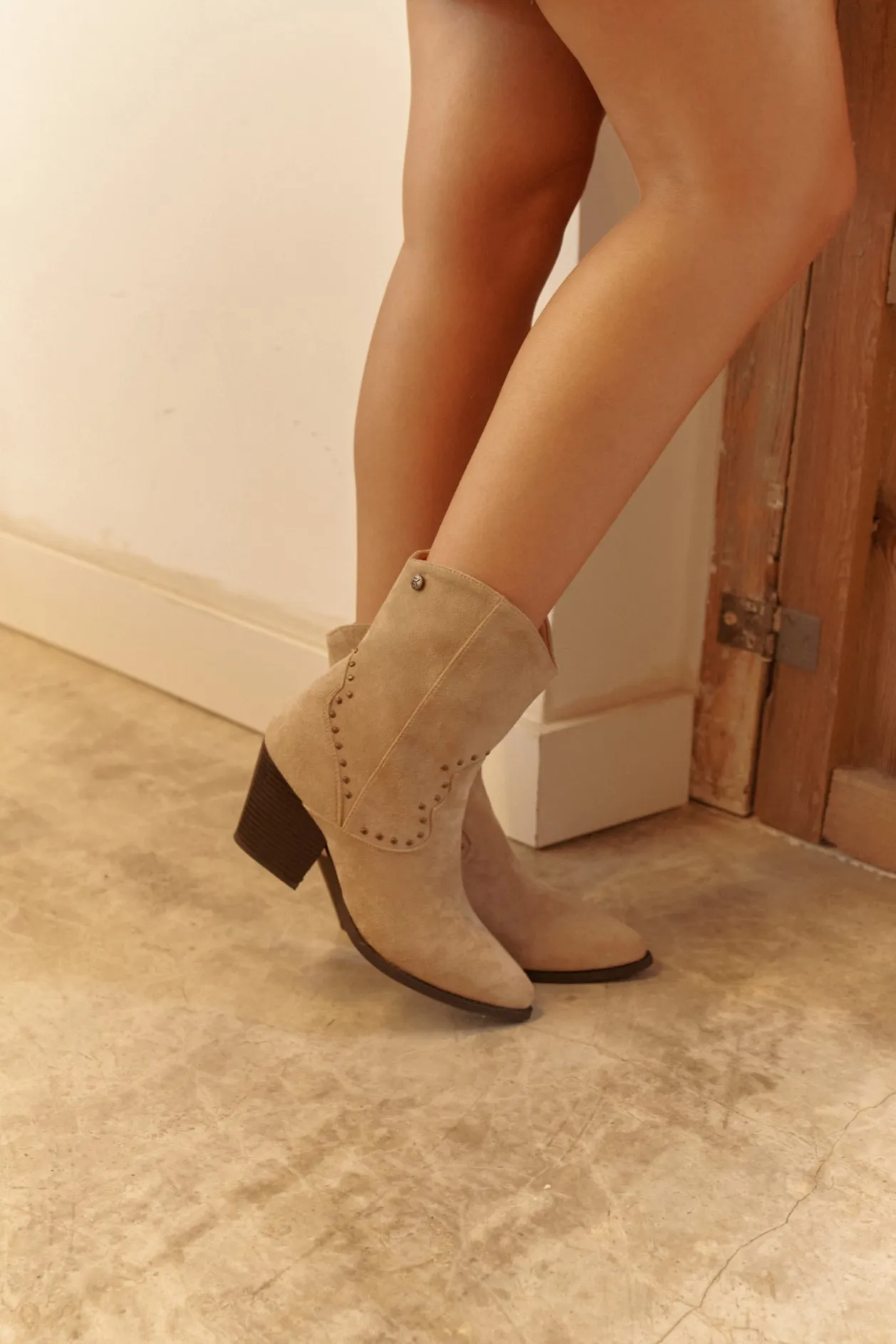 BOTIN CAMPERO NIZA MARRON BEIGE PARA MUJER CON TACON MEDIO